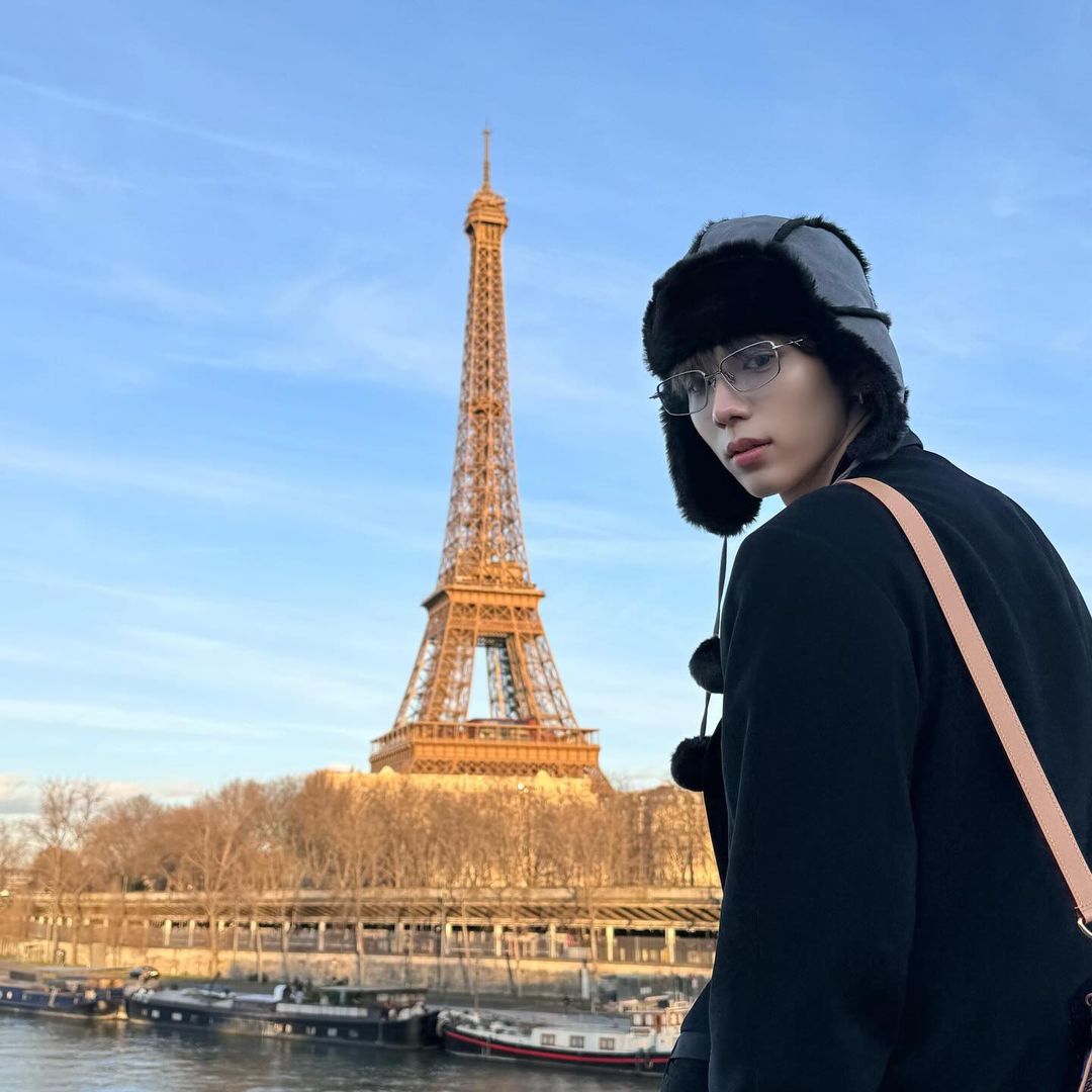 Suohtaro's tweet photo. My one fine day in Paris. 🇫🇷
The weather is cold here, so I wrapped myself in my coat to warm it up! We’ve been sharing so much since the moment we landed here, haven’t we? The view here is amazing, and I can’t help but to let BRIIZE see it, too. 😆 https://t.co/9oTaube9sV