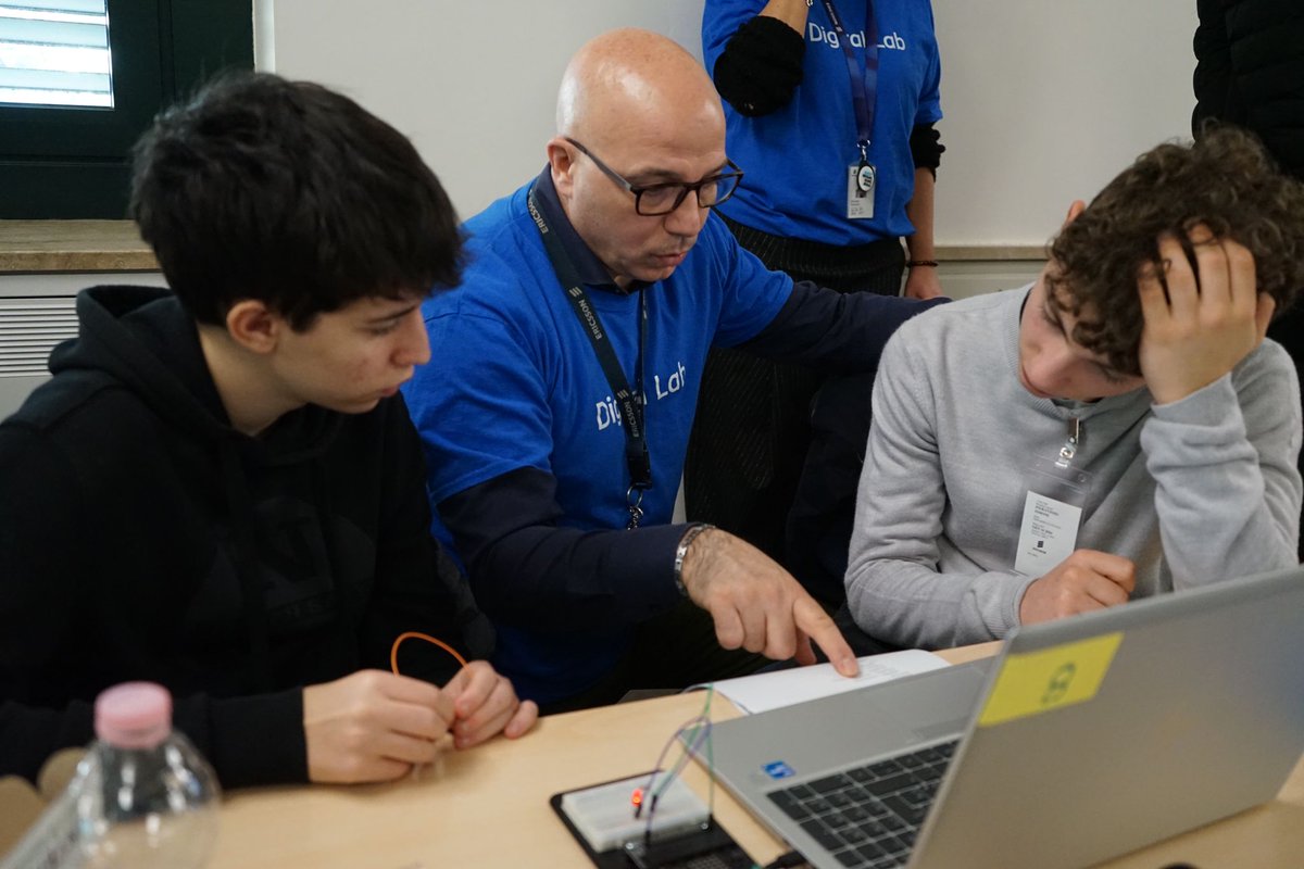 EricssonItalia's tweet photo. Benvenuti nel 2024 con le nuove avventure del #DigitalLab di Ericsson! π
Gli studenti dell'IIS Enzo Ferrari di Roma sono giΓ alle prese con il mondo dell'elettronica e della programmazione in Python π€π»
#STEM #Digitalskills #ConnectToLearn https://t.co/CAuENtOFpY