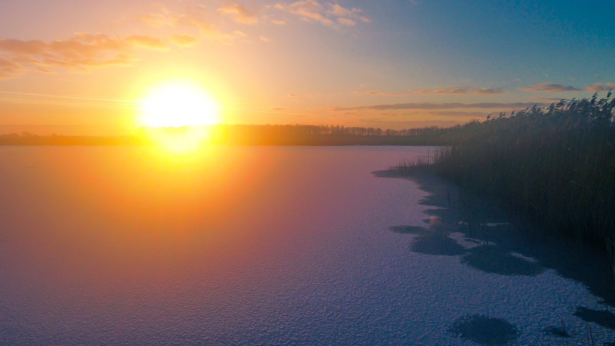 Mooie zonsondergang boven een besneeuwde waterberging! #Pompveld #waterberging #sneeuw #winter #mijnbrabantslandschap #zonsondergang #biesboschlinie