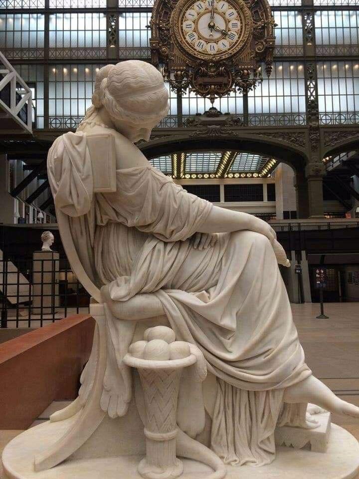 La Penélope durmiente creada por Pierre Jules Cavalier en 1848, el escultor francés nacido en París en agosto de 1814.