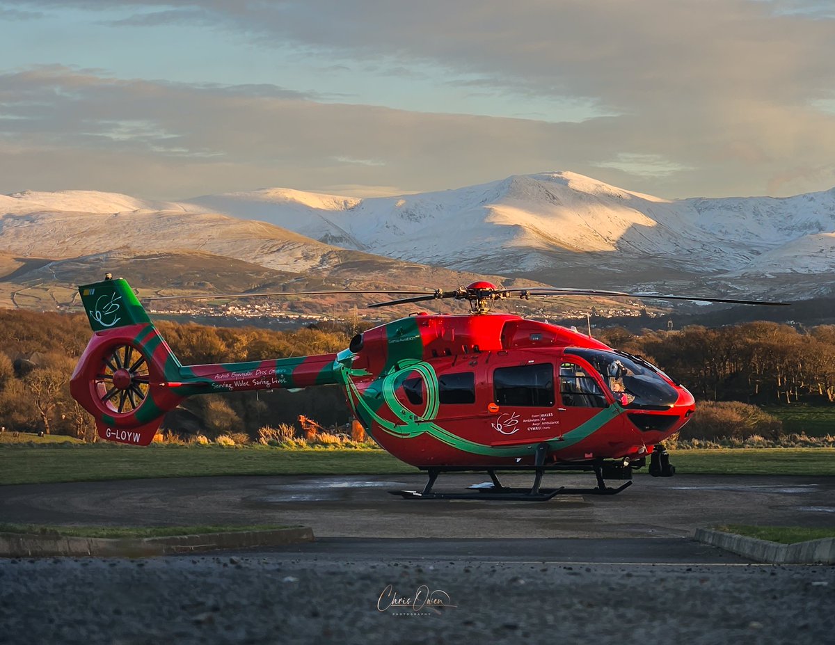 Probably the best view from a helipad in the UK 📸🏴󠁧󠁢󠁷󠁬󠁳󠁿 @YGEDBangor @air_ambulance #uksnow #snow