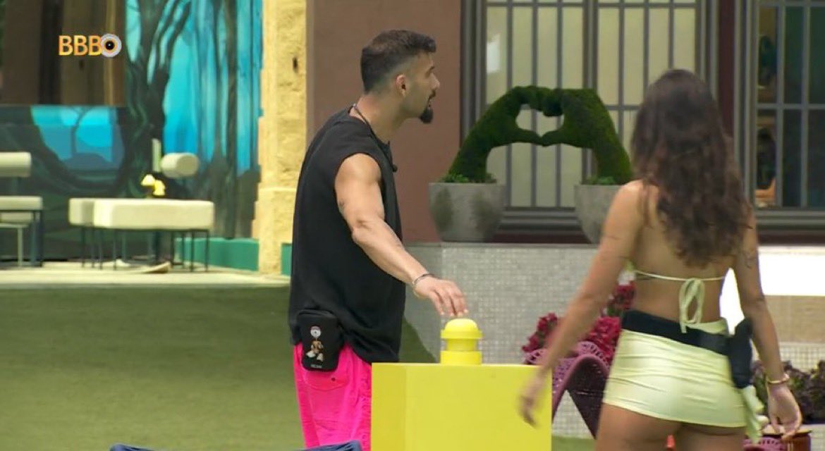 Nizam apertando o botão amarelo que apareceu no gramado do BBB 24 - Foto: Globoplay