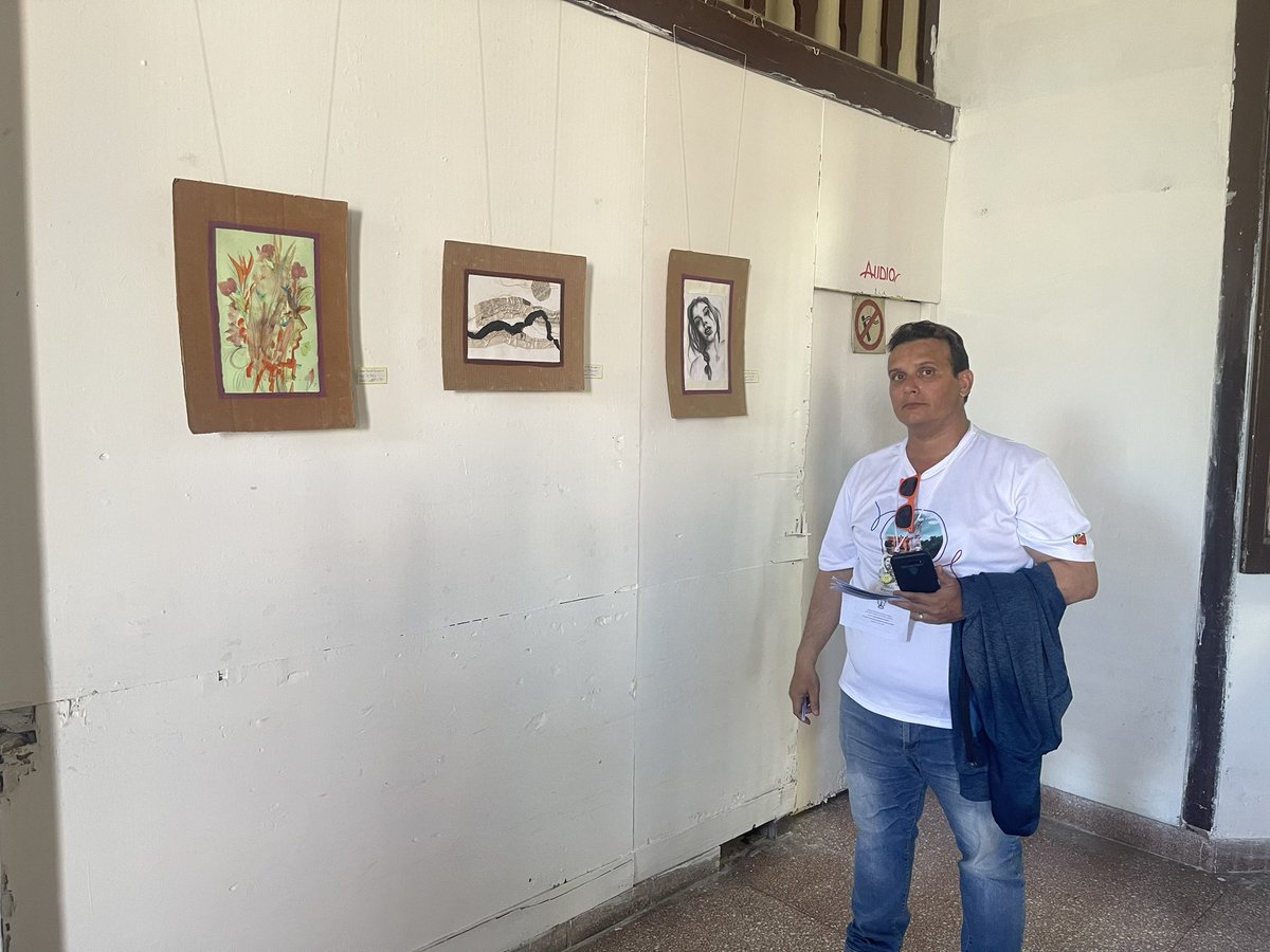 manueldositeo's tweet photo. 🤩“Joven Creativo”, espacio celebrando la 41 Semana de la Cultura Holguinera. Disfrutamos de la inauguración de la Expo Colectiva “Para que la mano pinte bien”, por el profesor-instructor de Artes Visuales Milkis Leyva.
#SomosCulturaHolguin https://t.co/uPHiycbFLA