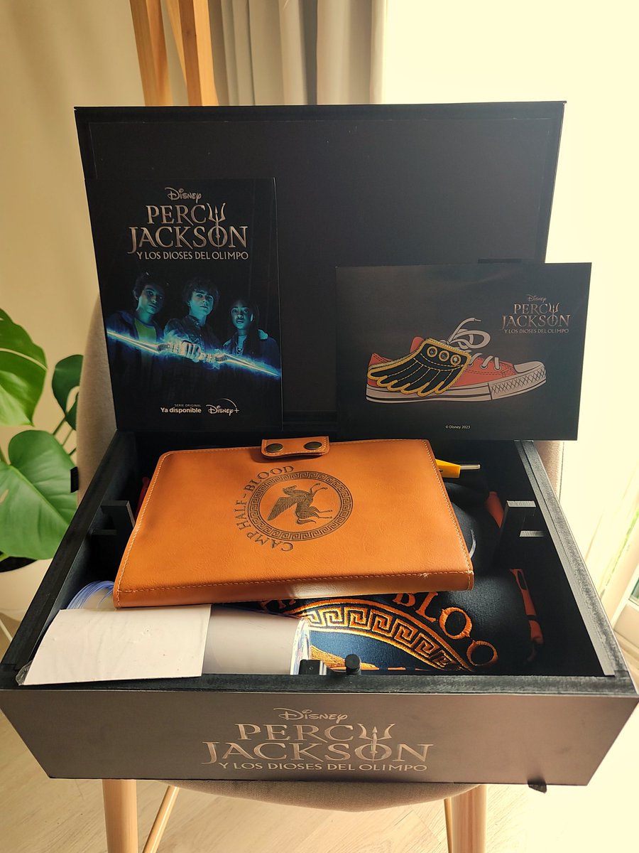 Lbaini's tweet photo. Estamos recién en enero pero creo que ya estamos ante el mejor regalo del año. Nivel semidios el kit de #PercyJackson. Vamos a regalar algunas cositas 🧡 https://t.co/kEcp1ddO7O