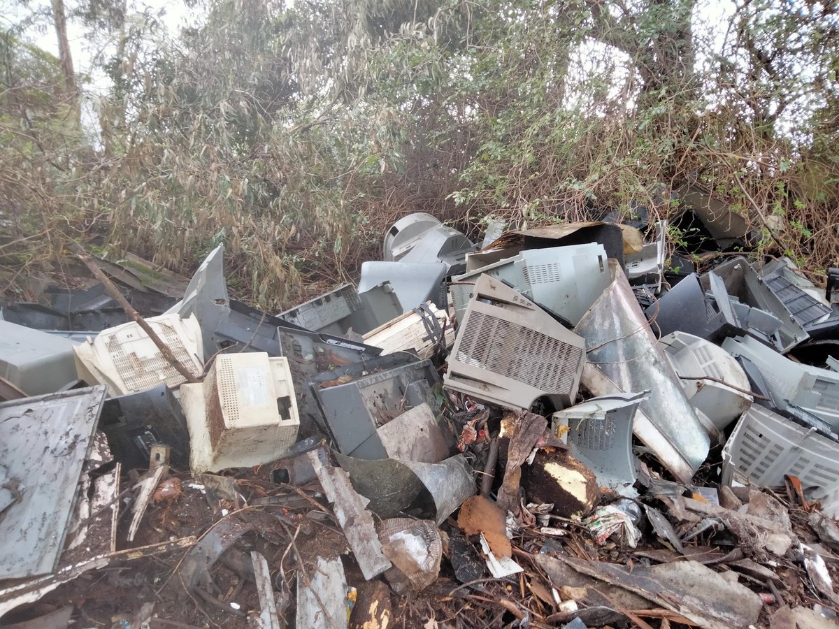 Este espacio estaba altamente degradado por vertidos incontrolados.😩

Un reto que supuso segregar los residuos en origen, para identificar amianto, neumáticos y componentes electrónicos.

Un gran esfuerzo que vemos recompensado👏 ¡+40% de los residuos fueron recuperados! 🙌🔥
