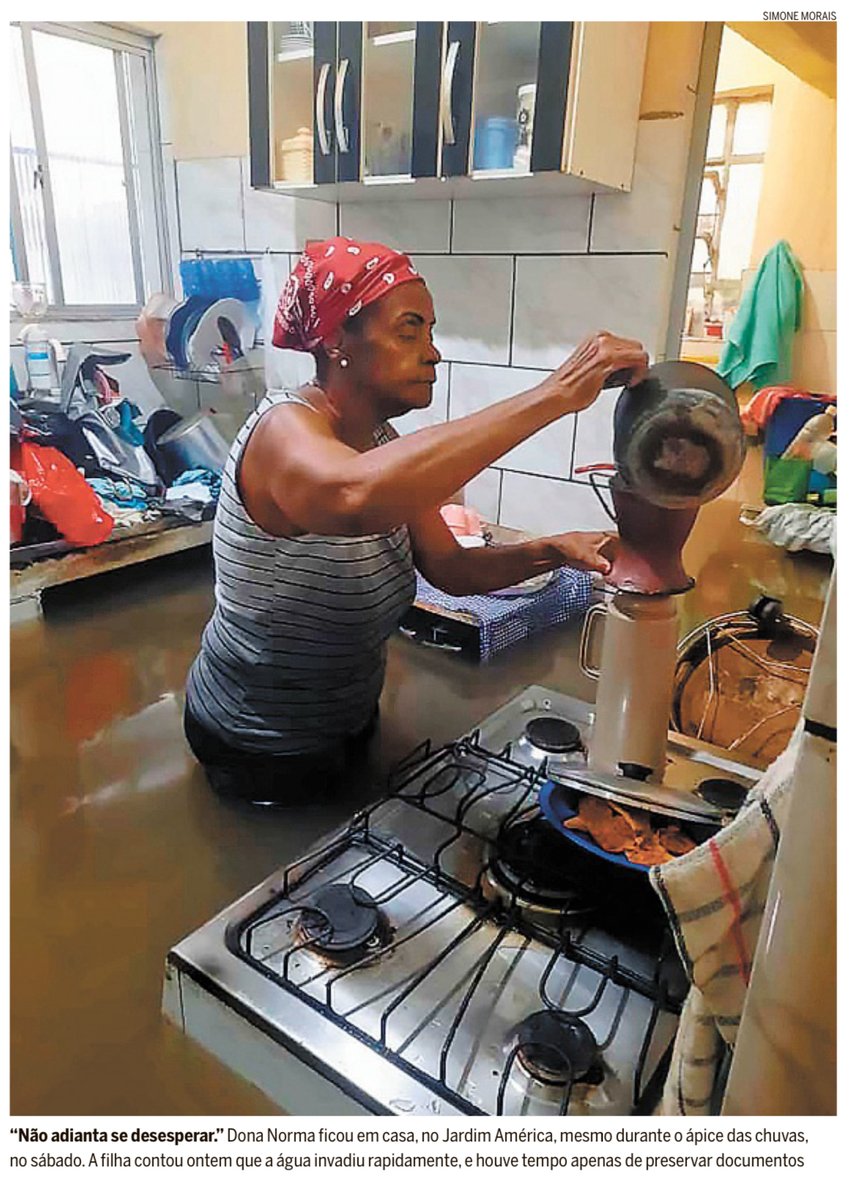 renatasouzario's tweet photo. Imagens que devem ecoar na cabeça daqueles que negam políticas públicas para quem precisa. Moradia digna é direito, saneamento básico é obrigação do Estado. Triste demais. https://t.co/SqzM6waUhT