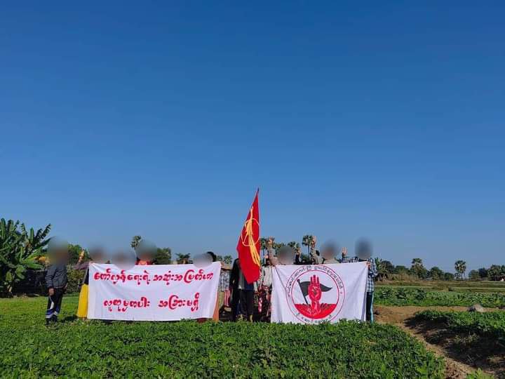 nway_jasmine's tweet photo. Joint forces of pro-democracy villagers of several villages from northern #Salingyi township and eastern #Yinmarpin township staged a strike against military dictatorship.
#LegalizationOfNUG #2024Jan16Coup #WhatsHappeningInMyanmar https://t.co/wzPdP6wCVL