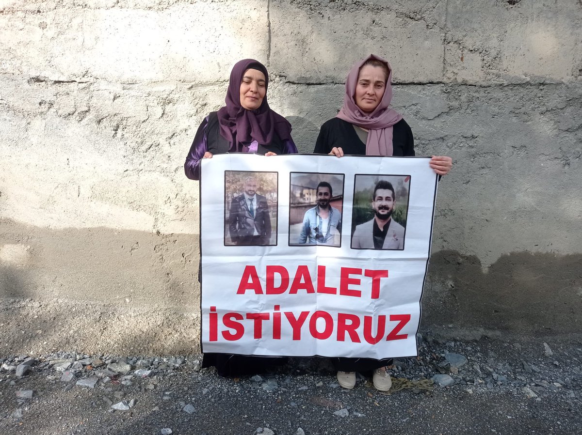 #hakkariliöğretmenlereadalet 
ADALET NÖBETİ 295.GÜNÜNDE DEVAM EDİYOR.
<a href="/RTErdogan/">Recep Tayyip Erdoğan</a> <a href="/adalet_bakanlik/">T.C. Adalet Bakanlığı</a> <a href="/eczozgurozel/">Özgür Özel</a> <a href="/meral_aksener/">Meral Akşener</a> <a href="/hdpdemirtas/">Selahattin Demirtaş</a> <a href="/ihdhakkari/">İHD HAKKARİ ŞUBESİ</a> <a href="/gergerliogluof/">Ömer Faruk Gergerlioğlu</a> <a href="/yilmaztunc/">Yılmaz TUNÇ</a> @alicelik_64 <a href="/HakkariBarosu/">Hakkari Barosu - Baroya Colemêrgê</a> <a href="/barola/">barola</a> <a href="/VanBaro/">Van Barosu - Baroya Wanê - Van Bar Association</a> <a href="/tcvanvaliligi/">T.C. Van Valiliği 🇹🇷</a> <a href="/ihdvan/">İHD Van Şubesi</a> <a href="/fatihportakal/">fatih portakal</a> <a href="/szctelevizyonu/">SÖZCÜ Televizyonu</a>