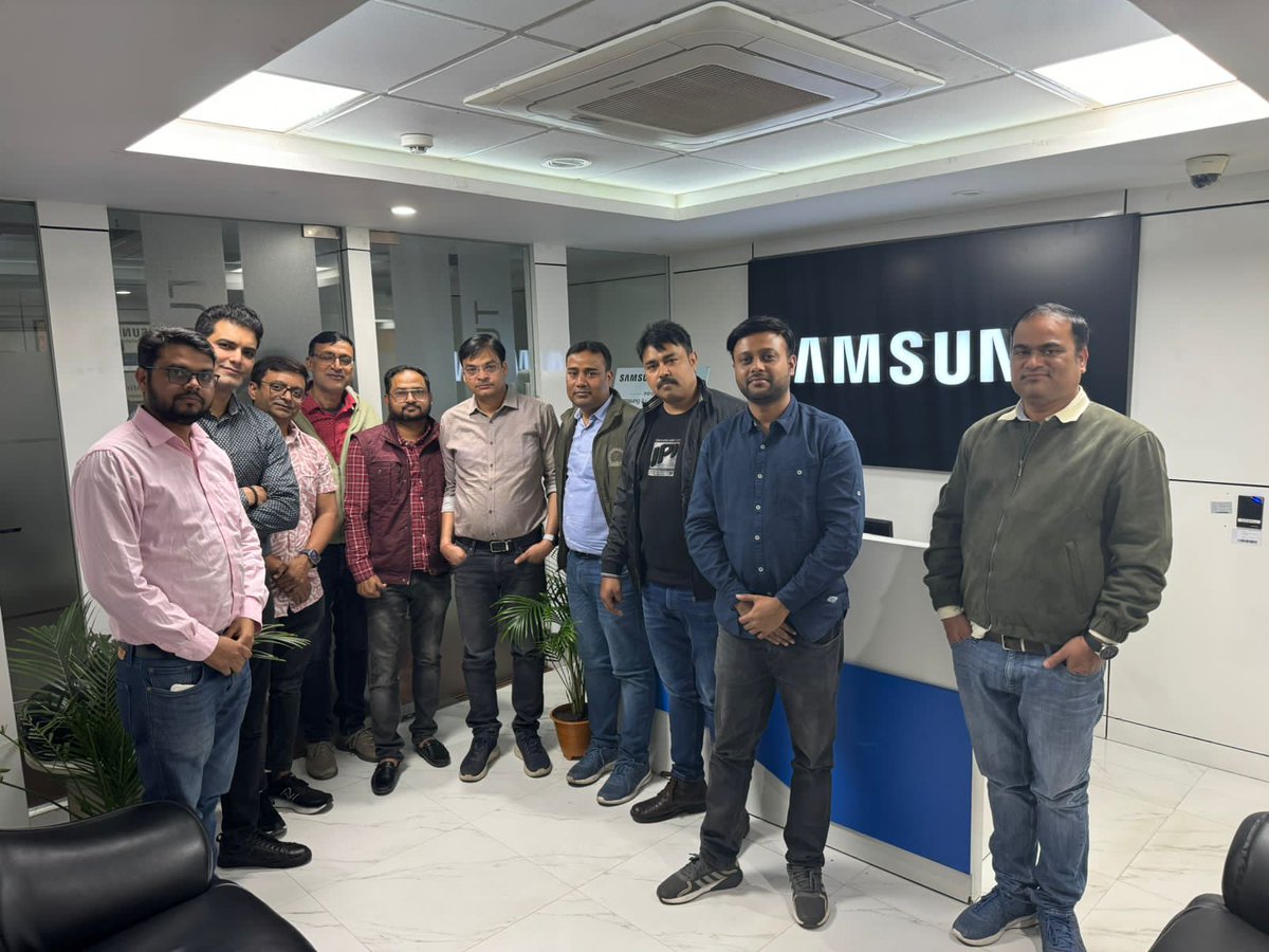 AimraIndia's tweet photo. 📱Today, AIMRA Jharkhand had productive meetings with the heads of top brands like @SamsungMobile, @oppo, and @realmeIndia. These regular bi-monthly meetings provide a platform to discuss challenges, find innovative solutions, and build strong relationships to ensure business growth.

During the discussions, the focus was on enhancing the consumer experience and addressing the challenges faced by both Brands and Retailers. It was exciting to learn about the much-awaited flagship products that will soon be available in the market. #Samsung is set to launch the first AI phone, #OPPO is introducing the Reno 11 Series phone, and #Realme is gearing up for the 12 Series Phone launch. Additionally, Xiaomi recently launched their stunning Super Note 13 Series phones at the beginning of this month.

Stay tuned for these exciting launches in the next two weeks! Let's continue to work together to provide the best products and experiences for our customers. 

#AIMRAJharkhand #BrandMeetings #FlagshipLaunches #ConsumerExperience #RetailGrowth 📱