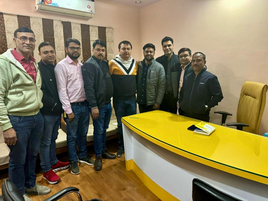 AimraIndia's tweet photo. 📱Today, AIMRA Jharkhand had productive meetings with the heads of top brands like @SamsungMobile, @oppo, and @realmeIndia. These regular bi-monthly meetings provide a platform to discuss challenges, find innovative solutions, and build strong relationships to ensure business growth.

During the discussions, the focus was on enhancing the consumer experience and addressing the challenges faced by both Brands and Retailers. It was exciting to learn about the much-awaited flagship products that will soon be available in the market. #Samsung is set to launch the first AI phone, #OPPO is introducing the Reno 11 Series phone, and #Realme is gearing up for the 12 Series Phone launch. Additionally, Xiaomi recently launched their stunning Super Note 13 Series phones at the beginning of this month.

Stay tuned for these exciting launches in the next two weeks! Let's continue to work together to provide the best products and experiences for our customers. 

#AIMRAJharkhand #BrandMeetings #FlagshipLaunches #ConsumerExperience #RetailGrowth 📱