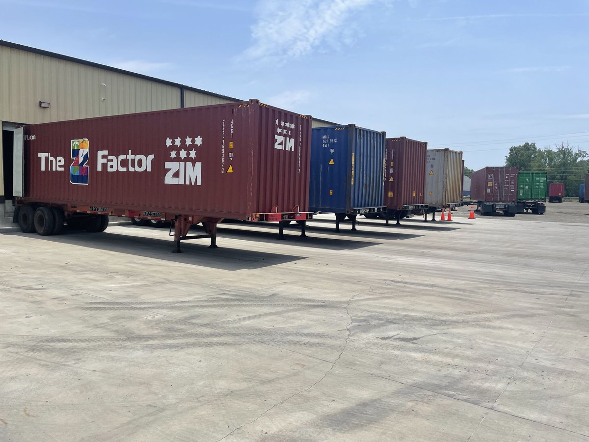 PortXLogistics's tweet image. Today feels like a Transload type of day!

Good thing our Savannah team has open capacity for handling all your containers 💪

Photos of the transload? You know it! 🤳

Reach out to the team at SAV@portxlogistics.com 

#Savannah #Transloading #LogisticsOperations