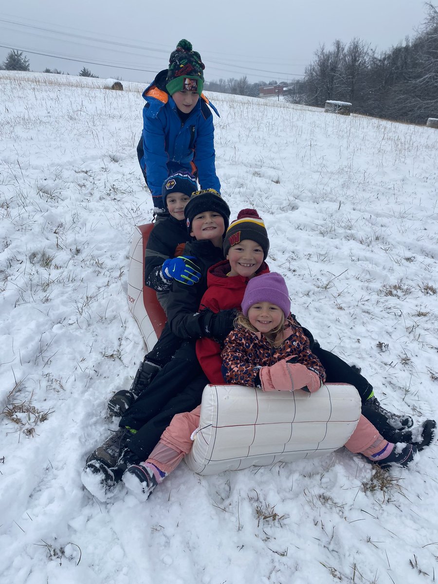 ChristinaYonkey's tweet photo. @FCPS1News ❄️☃️🌨️⛄️ https://t.co/7vsGfBdncG