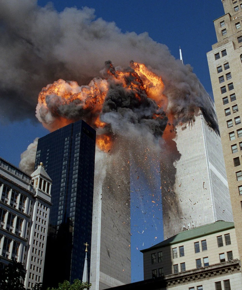 joaoli13's tweet photo. O CASO DO SEGURO das Torres Gêmeas em Nova York destaca como a linguagem contratual pode ser decisiva

Os ataques de 11 de setembro de 2001 foram 
1 ou 2 EVENTOS (para FINS DE SEGURO)? 

Tudo dependia da INTERPRETAÇÃO dos contratos

Segue o 🧵 https://t.co/cxZN4NmVRU
