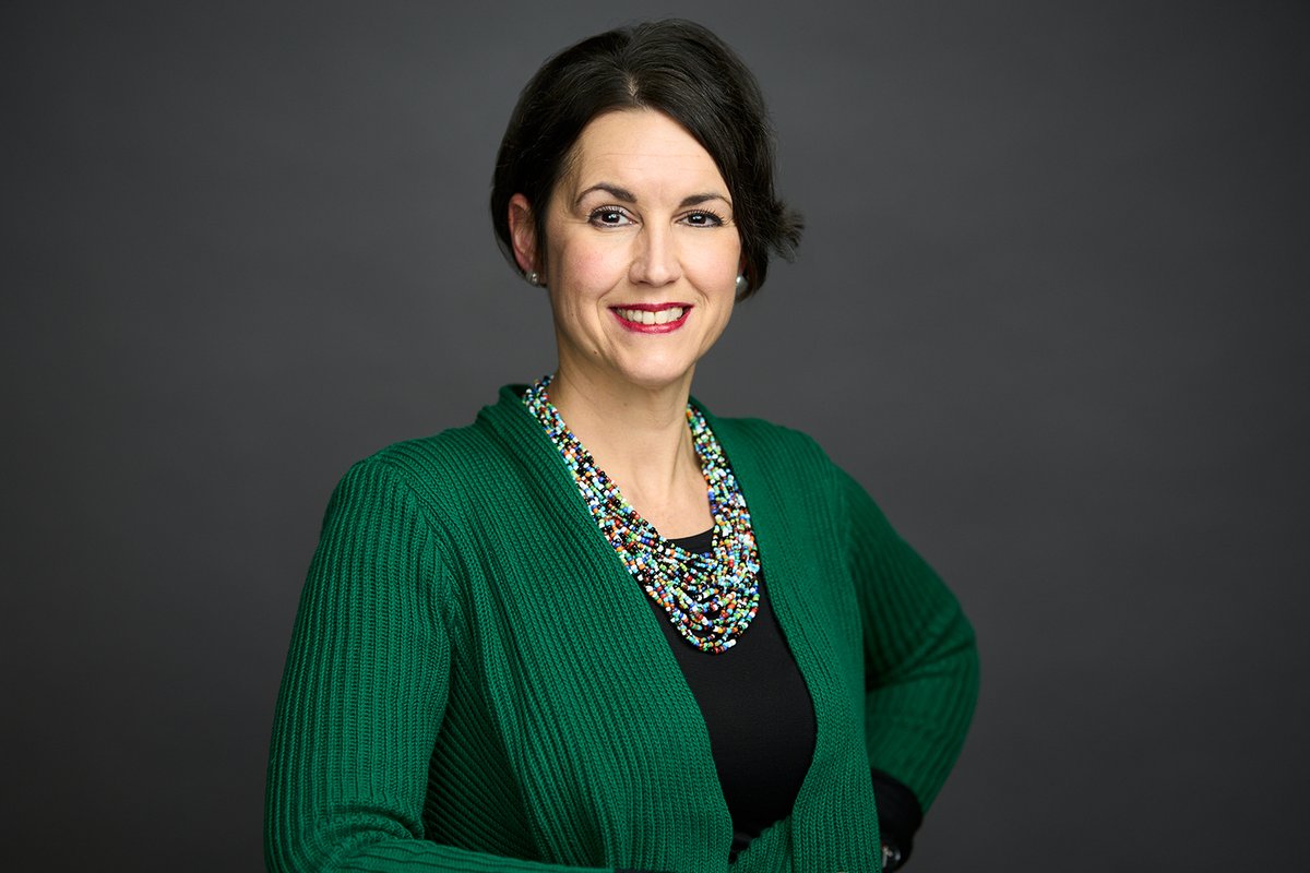 BoothForBiz's tweet photo. This jewel tone pops like an old master painting.  #corporateheadshots #businessphotography #corporatephotography #painterlyphoto https://t.co/C5YDLHfyei