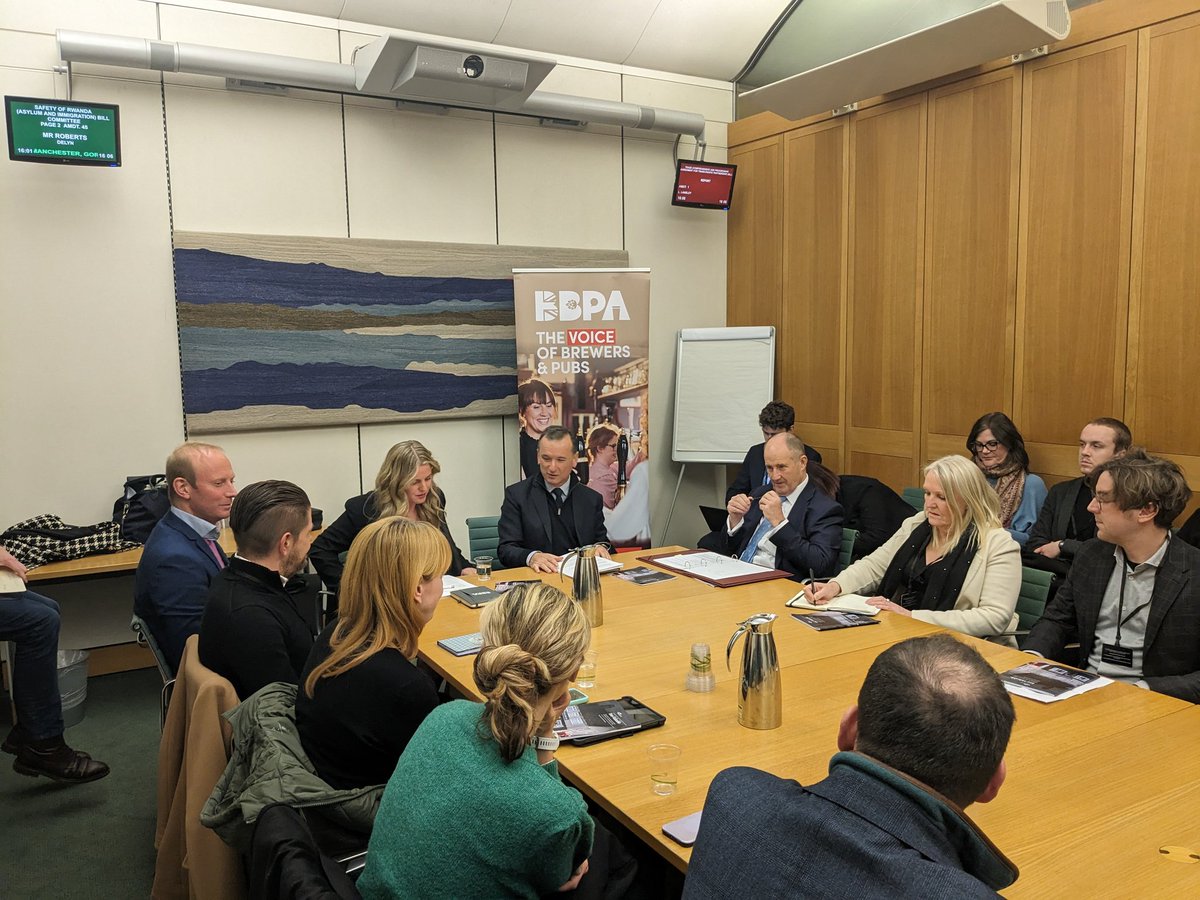 Great to be hosting a Parliamentary roundtable on @Localis's report: 'Inn-valuable' to discuss the huge value that pubs bring to their communities with APPBG Chair @AlunCairns, Minister @kevinhollinrake, Shadow Minister @SharonStevenage and more.