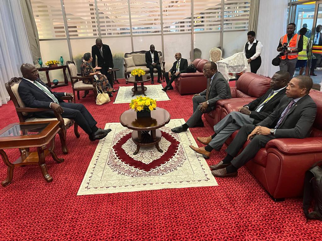 angola_Mirex's tweet photo. O Ministro Téte António desembarcou, na noite desta terça-feira, 16/01, no Aeroporto Internacional de Entebbe, Uganda, para participar, de 17 a 19 de Janeiro, do Segmento Ministerial, preparatório da  19ª  Cimeira do Movimento dos Nao-Alinhados agendada para o dia 20, em Kampala. https://t.co/bIjqTlOBWS