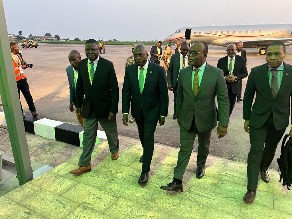 angola_Mirex's tweet photo. O Ministro Téte António desembarcou, na noite desta terça-feira, 16/01, no Aeroporto Internacional de Entebbe, Uganda, para participar, de 17 a 19 de Janeiro, do Segmento Ministerial, preparatório da  19ª  Cimeira do Movimento dos Nao-Alinhados agendada para o dia 20, em Kampala. https://t.co/bIjqTlOBWS