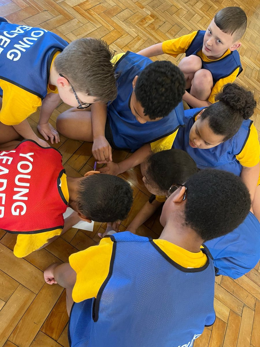 warren_farm_pri's tweet photo. It’s Tuesday which means another character education session for our Year 5 Young leaders with ‘Staff Sarah’ from @MPCTYL 
‘We’ve always done it that way’ is not a phrase we use at Warren Farm #Doingthingsdifferently
#ExcellenceinEverything 
🐝🙌🏽🐝🙌🏽
@SFE_Tweets @BirminghamEdu https://t.co/gw4vLLTBsq