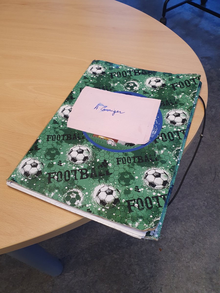 AngleObtus's tweet photo. 🎵 Sur la table (de la salle des profs) abandonnée
🎵 Pochette de copies à corriger…

#JoueLaCommeBB
#CEstBeauLEspoir https://t.co/17IMjjJoc4