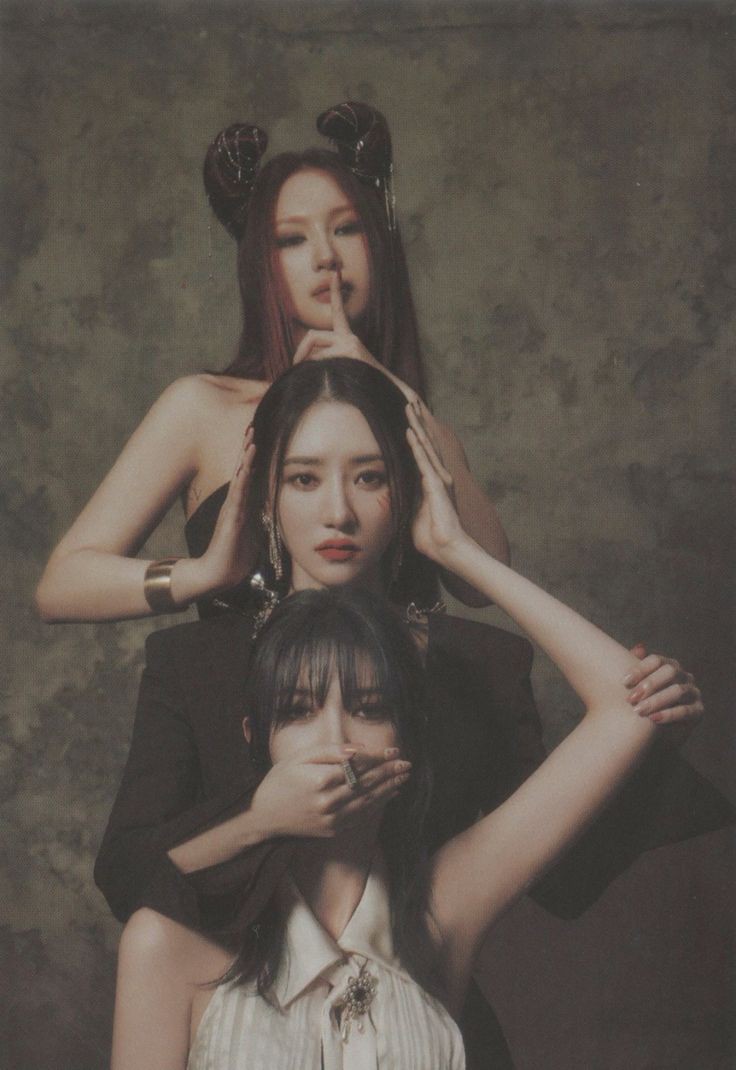 singbinfeed's tweet photo. Happy New Year's Everyone...
I know it's probably a bit later but better later than never >.< 
I hope this year is a good year for all of you 🫶

#SIYEON #시연 #DAMI #다미 https://t.co/gtwOWDuDte