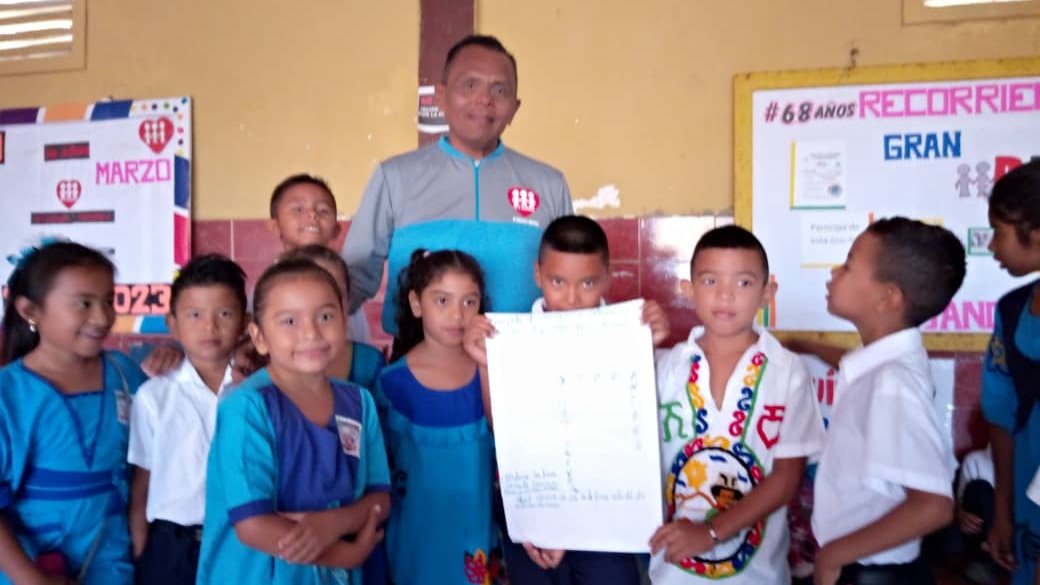 Bladimir Guerrero, es un maestro que cada día se levanta a las 5:00 de la madrugada para recorrer 30Km desde Sinamaica donde vive, hasta Paraguaipoa, municipio #Guajira del estado #Zulia donde atiende a 30 estudiantes de Fe y Alegría. feyalegria.org/venezuela/blad…