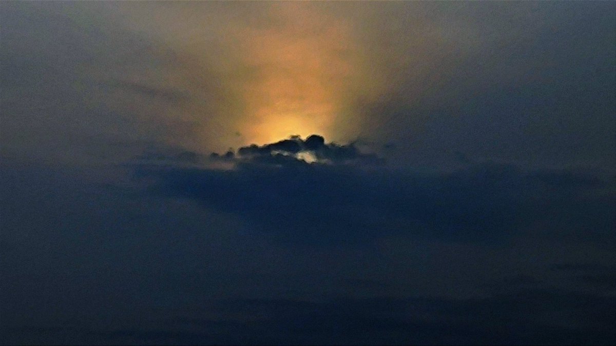 FedeUPDF's tweet photo. "C’è una crepa in ogni cosa. Ed è da lì che entra la luce". (Leonard Cohen)

#cielo #sky #sole #sol #sun #nuvole #nubes #clouds #tramonto #atardecer #sunset #cielogrigio #cielogris #greysky #Aguadulce #RoquetasDeMar #Almería #Andalucía #Spagna #España #Spain https://t.co/XujIAleSEE