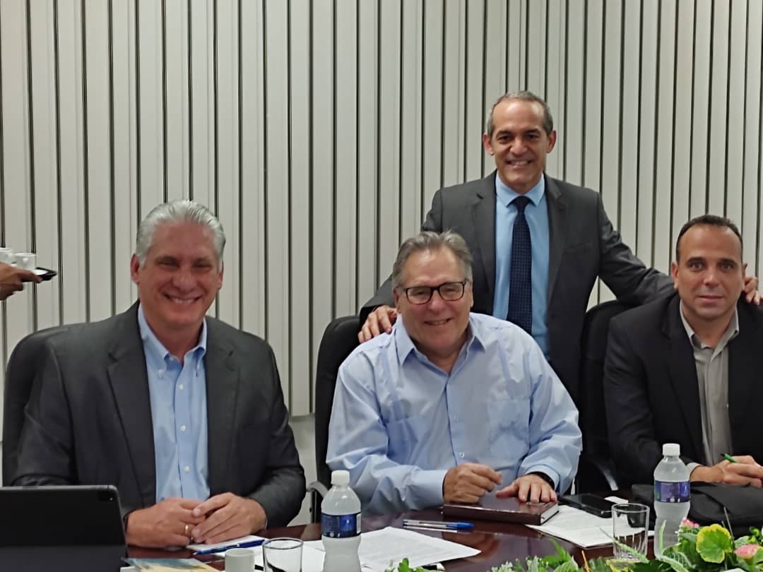 Gracias a todo <a href="/citmacuba/">Ministerio de Ciencia, Tecnología y Medio Ambiente</a> por sus felicitaciones. Agradezco además el liderazgo científico y apoyo de mis tutores los doctores Jorge Núñez, Miguel Díaz-Canel y Daniel Robaina, de <a href="/UdeLaHabana/">Universidad de La Habana</a>, <a href="/PresidenciaCuba/">Presidencia Cuba 🇨🇺</a> y <a href="/CujaeRedSocial/">Universidad Tecnológica de La Habana</a> respectivamente. Un abrazo¡¡ #Cuba <a href="/DiazCanelB/">Miguel Díaz-Canel Bermúdez</a>