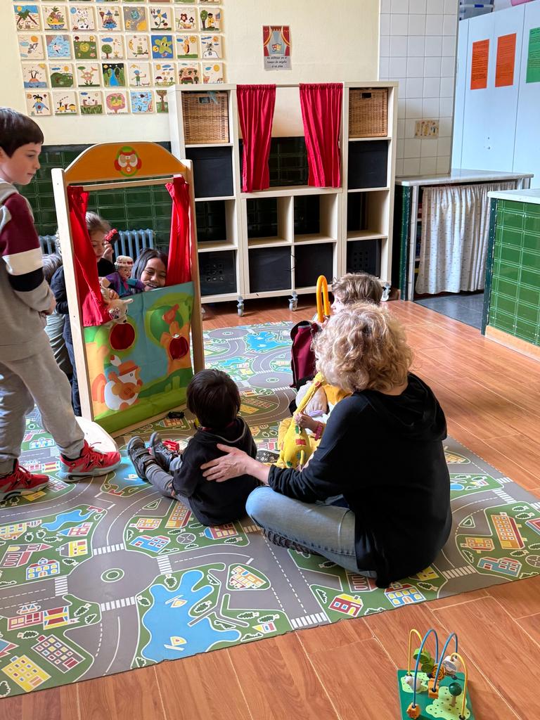 Paidoscat's tweet photo. Aquests dies, a l'acollida de tarda del #JoanMaragall, hem fet diferents activitats, donant a conèixer altres maneres de jugar, col·laborar i divertir-nos.
Avui ens hem divertit amb un taller d'#improshow, fent volar la imaginació amb joguines de la ludoteca!! https://t.co/Xp0dictt3M