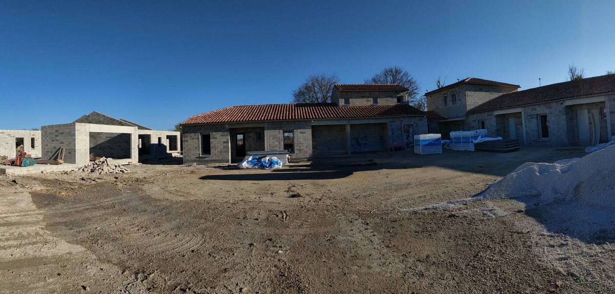 PolygoneSA's tweet image. 🏠 | 𝐋𝐚𝐛𝐚𝐬𝐭𝐢𝐝𝐞-𝐌𝐚𝐫𝐧𝐡𝐚𝐜 (𝟒𝟔)
👉 Zoom sur notre chantier en cours à Labastide-Marnhac dans le Lot.
✅ Construction de 9 pavillons locatifs T2, T3, T4, d'une salle polyvalente, d'un parking et aménagement d'une place. Livraison estimée au 3e trimestre 2024.