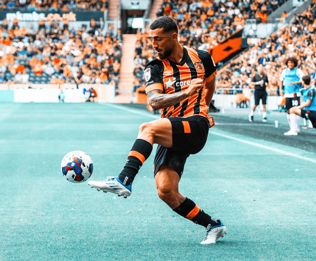CalcioIraniano's tweet photo. Il talento dell'#Iran pronto a lasciare il Hull City🏴 per unirsi in prestito al Fortuna Sittard🇳🇱
#Allahyar #Sayyadmanesh, ala iraniana classe 2001, è in Inghilterra dal Gen 2022 dopo un anno e mezzo al Zorya Luhansk🇺🇦
Solo 5 presenze per lui in questa Championship.
#Eredivisie https://t.co/QuEoTzn2da