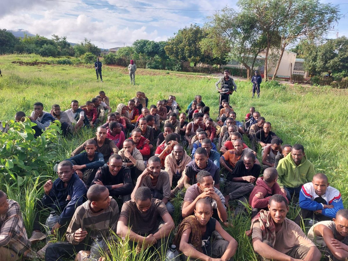 AdvoBarryRoux's tweet photo. 82 illegal immigrants of Ethiopian nationality found hiding in a truck trying to enter SA from Mozambique. It is suspected they are part of a human trafficking syndicate. The driver of the truck fled. This was at the Machipanda border. https://t.co/kCyre39GH6
