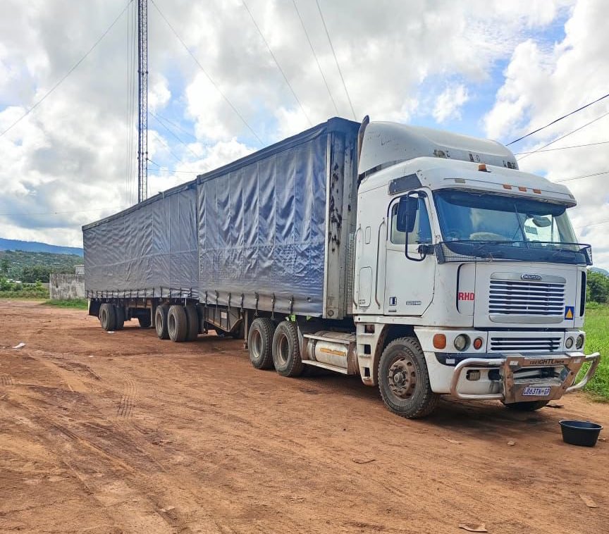 AdvoBarryRoux's tweet photo. 82 illegal immigrants of Ethiopian nationality found hiding in a truck trying to enter SA from Mozambique. It is suspected they are part of a human trafficking syndicate. The driver of the truck fled. This was at the Machipanda border. https://t.co/kCyre39GH6