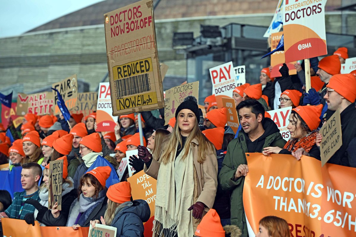 🗣️"This is a fight for fair pay. This is a fight we cannot afford to lose, not just for ourselves but for the entire profession and the next generation of doctors to come"

🪧Thank you to everyone who joined us at the Senedd today 🏴󠁧󠁢󠁷󠁬󠁳󠁿
