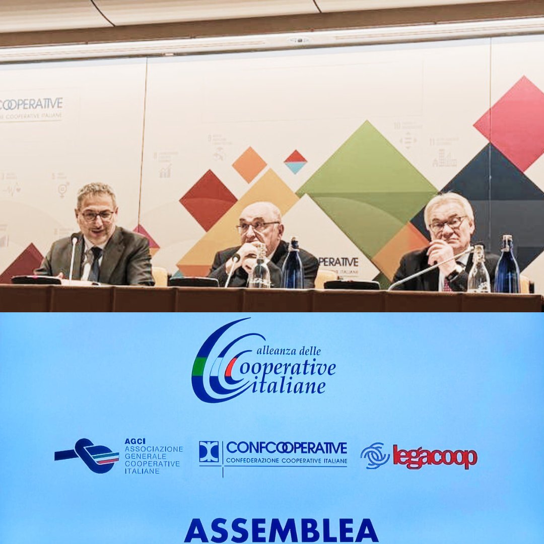 LegacoopN's tweet photo. OGGI È UN NUOVO INIZIO PER L'ALLEANZA DELLE COOPERATIVE ITALIANE

“Questo non è un patto di consultazione: è un patto politico che rappresenta un nuovo inizio sotto il profilo sia della governance dell’Alleanza sia del programma di lavoro che abbiamo predisposto".

"Elementi sui quali poggia la volontà di andare avanti in una dimensione che apre ad una prospettiva diversa, dove quel “distinti ma uniti”, che è scritto anche nel documento, trova espressione nella volontà di proseguire un’esperienza che, ad oggi, è l’unica esperienza di aggregazione di soggetti diversi nel campo della rappresentanza”.

Lo ha dichiarato questa mattina Simone Gamberini, presidente Legacoop, intervenendo all’Assemblea nazionale di @CooperativeITA , composta da 150 rappresentanti di @AgciNazionale , @Confcooperativ1 e Legacoop che insieme rappresentano il 90% della cooperazione italiana per persone occupate 1,1 milioni e fatturato 150 miliardi di euro.

In particolare sono al centro del programma molti dossier sul fronte europeo - che la cooperazione sta seguendo insieme - e sul fronte legislativo nazionale, tra i quali l’intervento ai tavoli e alle convocazioni istituzionali con un componente per ciascuna organizzazione così da garantire rappresentanza e partecipazione nel confronto con le istituzioni.
 
L’Assemblea ha approvato modifiche statutarie necessarie a meglio definire il ruolo di coordinamento del movimento cooperativo italiano maggiormente rappresentativo e soprattutto ha approvato un nuovo patto politico che contiene un programma di attività 2024 che vedrà Alleanza impegnata a portare avanti in tutte le sedi istituzionali italiane ed europee le istanze della cooperazione italiana.