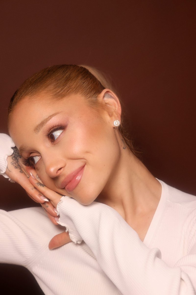 arianagrandebr's tweet image. ela! 🥹