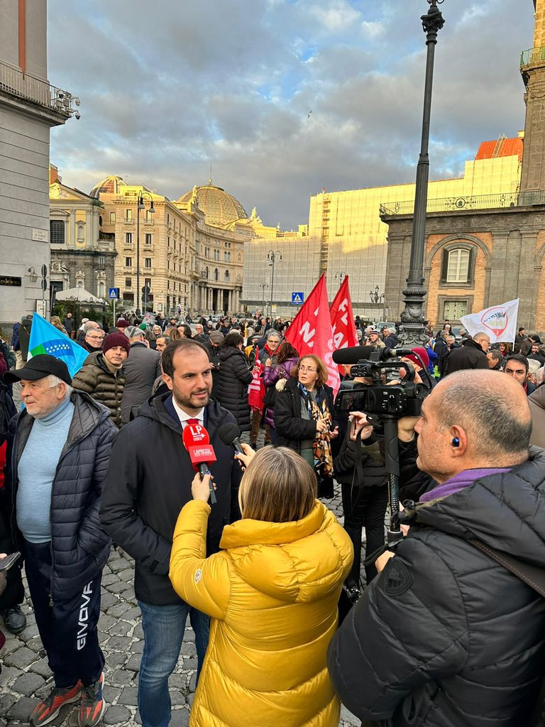 In piazza Plebiscito a #Napoli per il nostro no all’#autonomiadifferenziata