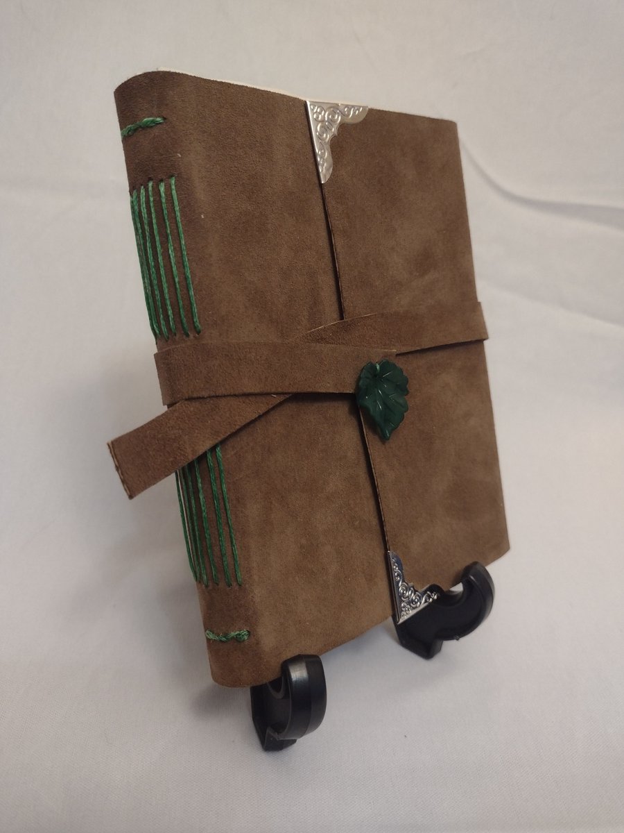 My more nature themed journals are some of my favorites. It looks like this one came straight out of any of my favorite fantasy shows/books/games.

#art #artist #handboundjounral #handmadejounral #leatherjounral #leathersketchbook #bookarts #bookartist #bookbinding