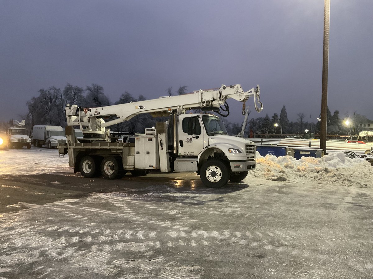 EmeraldPUD's tweet photo. ⚠️OUTAGE UPDATE: EPUD crews and 4 crews from Cache Valley &amp; Christenson Electric are back in the field. They are spread out and making repairs before the next wave of freezing rain hits, which could cause additional damage &amp; new and/or worsened outages. More updates coming soon. https://t.co/eHwUF42Je7