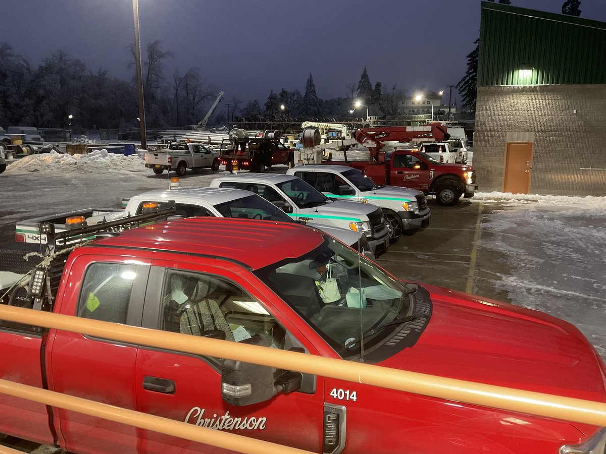 EmeraldPUD's tweet photo. ⚠️OUTAGE UPDATE: EPUD crews and 4 crews from Cache Valley &amp; Christenson Electric are back in the field. They are spread out and making repairs before the next wave of freezing rain hits, which could cause additional damage &amp; new and/or worsened outages. More updates coming soon. https://t.co/eHwUF42Je7