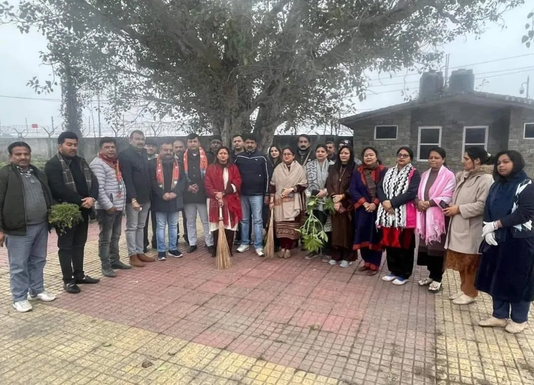 JammuSouth's tweet photo. मंदिर सफाई अभियान Shiv mandir , Near Airport 
#Gandhinagarmandal 
#District #JammuSouth
#mahilamorchajammusouth 
BJP Mahila Morcha J&amp;K BJP Jammu &amp; Kashmir Ravinder Raina Tarun Chugh Ashok Koul
@BJPMM4JK https://t.co/XVVIkiFUXn