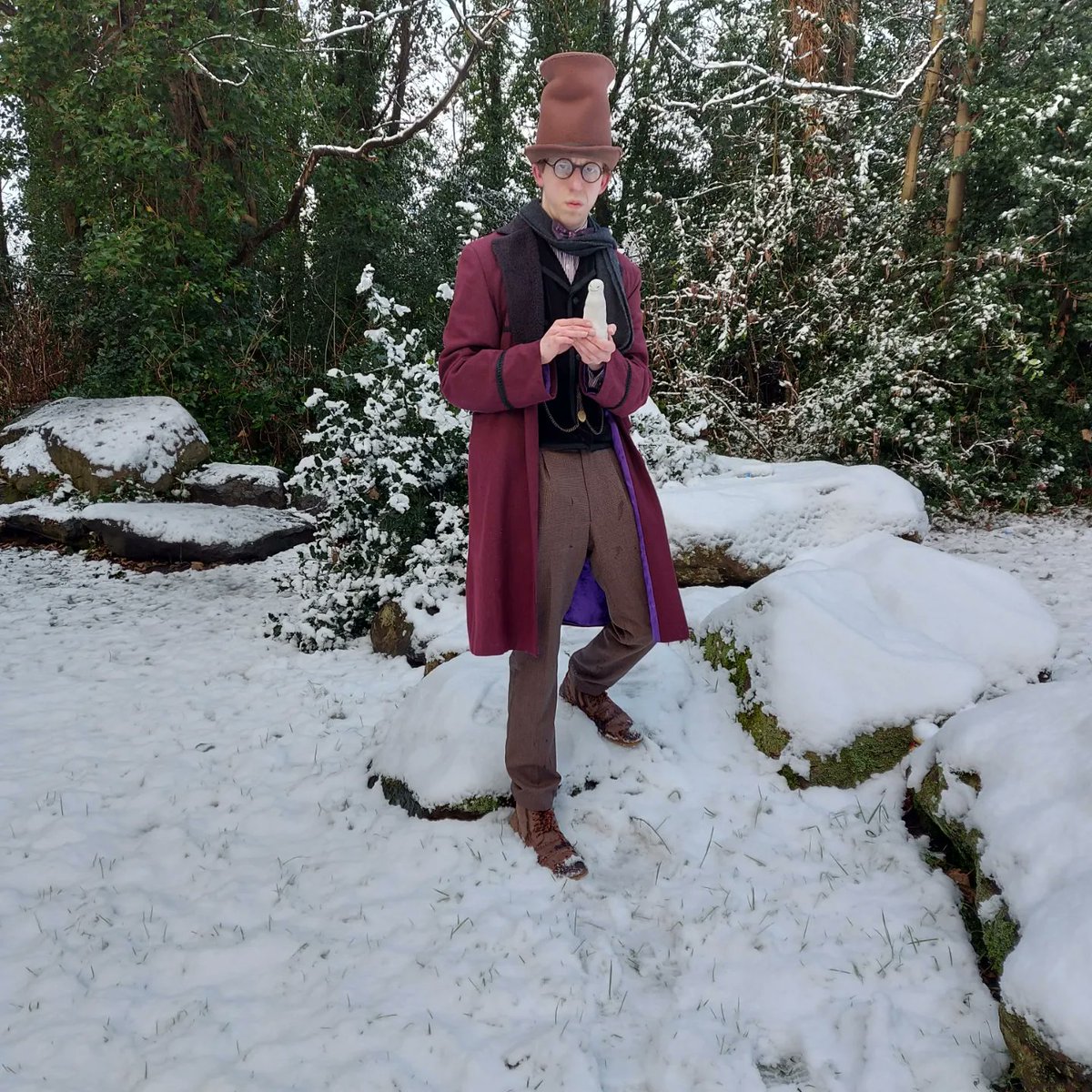 doctor_winter's tweet photo. "Snow that remembers... how very Victorian..."

#winterphotoshoot❄️ #thewinterdoctor #snowmen #doctorwho #eleventhdoctor #eleventhdoctorcosplay #mattsmith #tophat #intelligentsnow #victorianvalues https://t.co/rVaAveGLZN