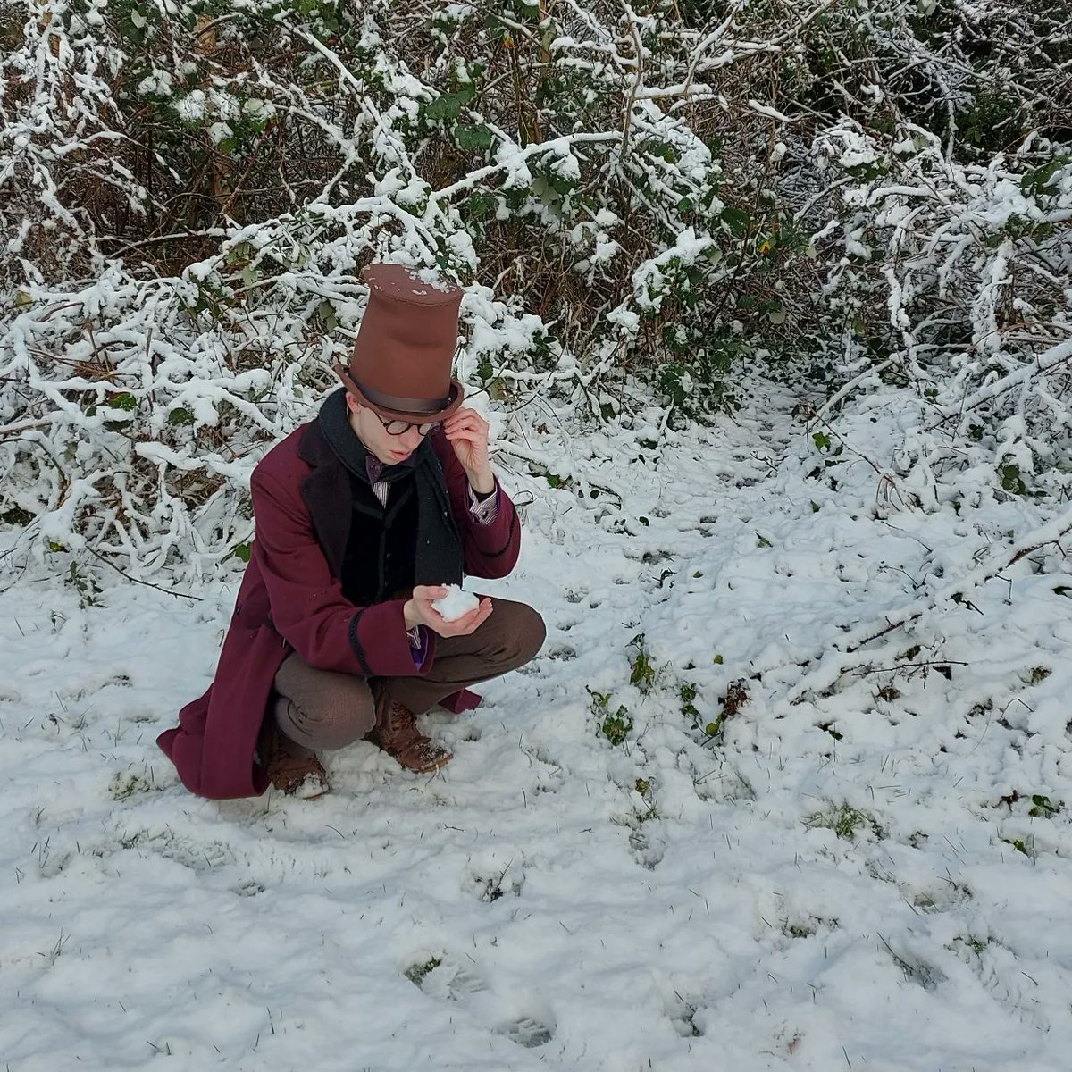 doctor_winter's tweet photo. "Snow that remembers... how very Victorian..."

#winterphotoshoot❄️ #thewinterdoctor #snowmen #doctorwho #eleventhdoctor #eleventhdoctorcosplay #mattsmith #tophat #intelligentsnow #victorianvalues https://t.co/rVaAveGLZN