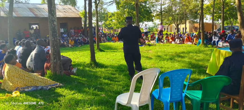 KatabagemuS's tweet photo. Uyu munsi mu murenge wa #Katabagemu muri gahunda y'Ubukangurambaga no gukemura ibibazo by'Abaturage mu tugari 9 tugize umurenge twasuwe n'Abayobozi batandukanye barimo : Umuyobozi w'Akarere ka Nyagatare bwana @GasanaStephen,inzego z'umutekano,Abajyanama n'abakozi b'Akarere. https://t.co/OBwbcgPMPV