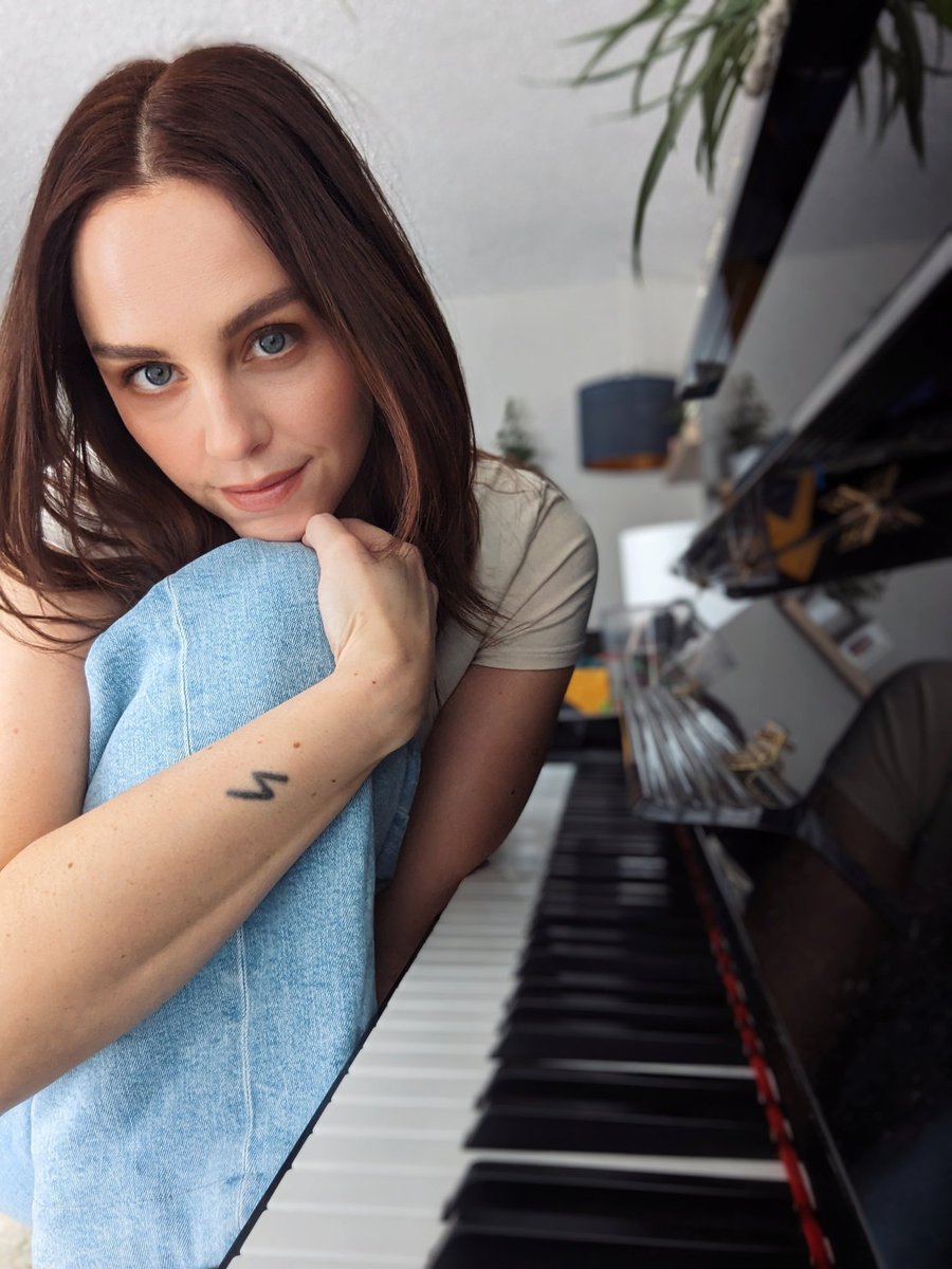 IF THERE'S ANYONE OUT THERE JUST LETTING U KNOW I AM BACK STREAMING AND STILL MAKING MUSIC 🩷