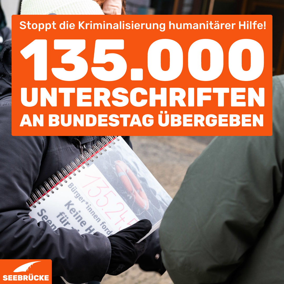 Gestern haben wir dem Bundestag über 135.000 Unterschriften übergeben. Über 135.000 Menschen fordern die Abgeordneten des Bundestages auf, die Kriminalisierung von humanitärer Hilfe zu stoppen.  #DefendSolidarity
Foto: Chris Grodotzki / Campact