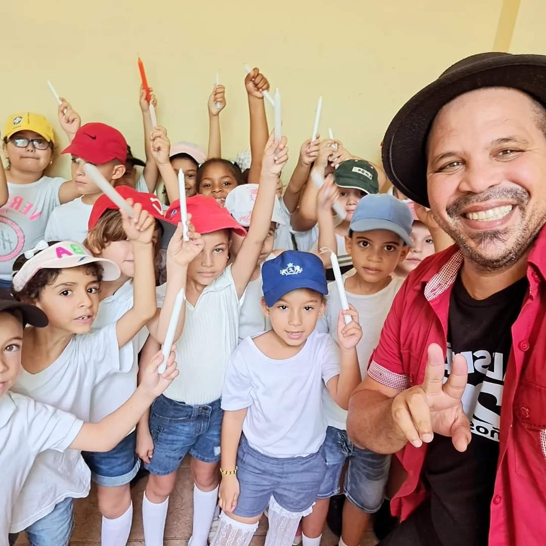 arnaldotalisman's tweet photo. Es un tesoro llegar a una Escuela Primaria en Cuba y ver estos rostros! 😍
¡Es una verdadera riqueza que los lápices, sonrisas, y las ganas de aprender;sean el quehacer diario de las escuelas en Cuba.  Orgulloso de nacer y vivir en Cuba. ♥️🇨🇺🇨🇺🇨🇺
#UnidosXCuba #EstaEsLaRevolución https://t.co/u0BZSyvJFt