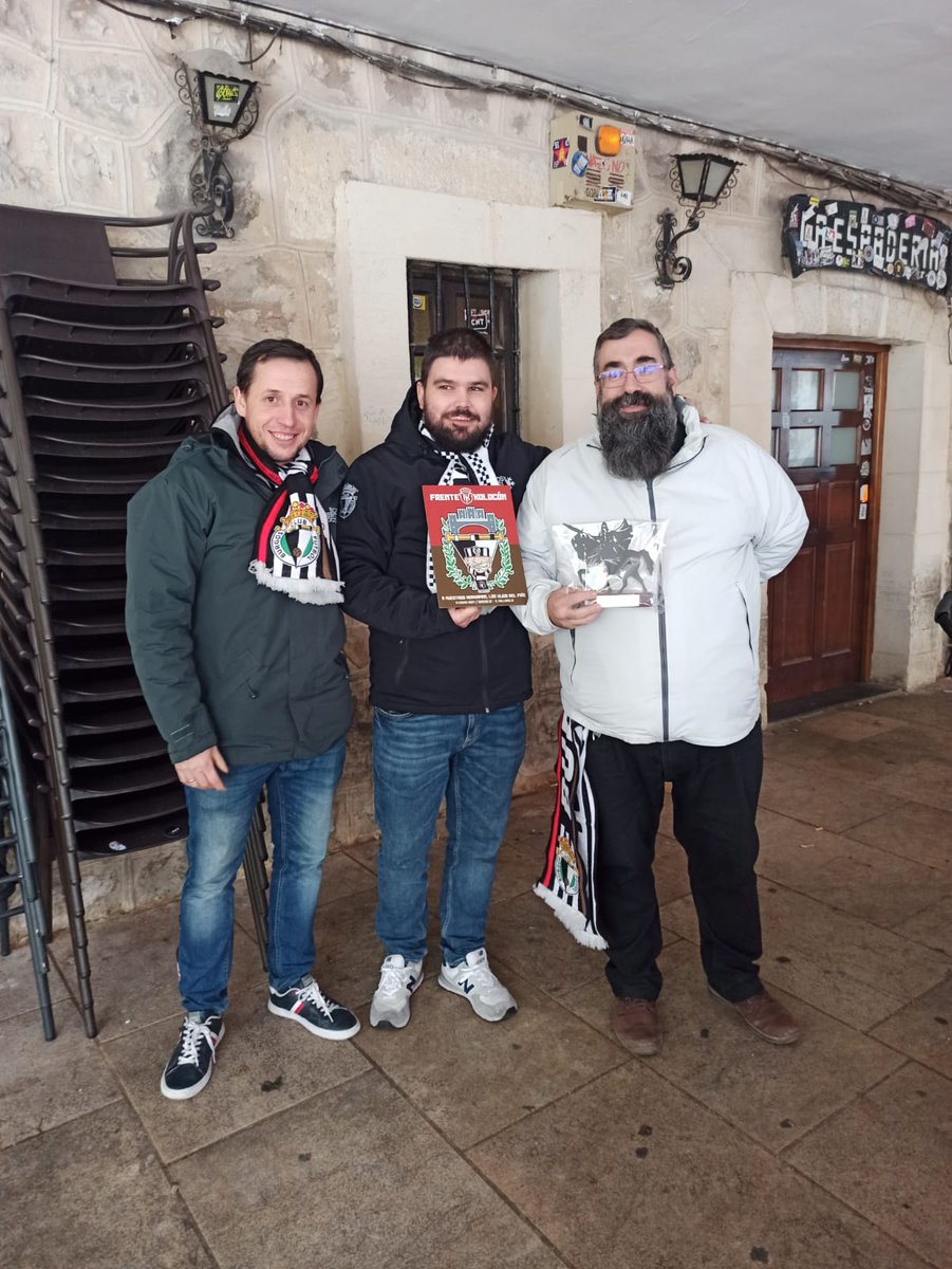 HijosDelFrioBCF's tweet photo. El sábado fue un día muy especial y no sólo por el derbi.

Gran día de hermanamiento con el @FrenteKolocon 

Muchas gracias por acogernos con ese cariño desde nuestra creación 🖤🤍 https://t.co/Z72cqkX4ks