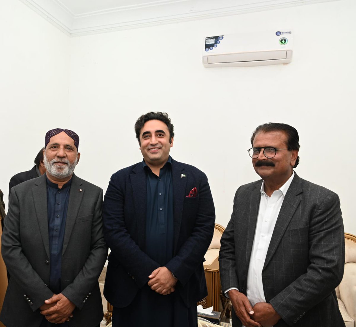 HajiMPunhal's tweet photo. Senior Vice Pesident PPP District Kamber Shahdadkot Haji Muhammad Punhal Soomro Sb alongside Riaz Uddin Abro Sb meeting with Chairman Bilawal Bhutto Zardari Sb at Mirokhan. https://t.co/Hn39FSXHOc