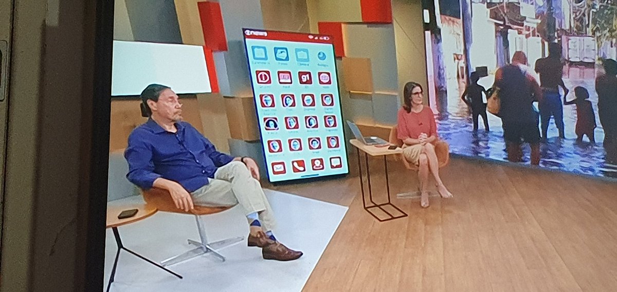 Sandyvoliveira's tweet photo. @estudioi tomei um susto, pois desse ângulo olhando rápido o @mervalpereira está com o cabelo grande, um rabo de cavalo ou algo assim kkk 
Bendita miopia. Preciso trocar meus óculos urgente. https://t.co/U5tkaPDksg