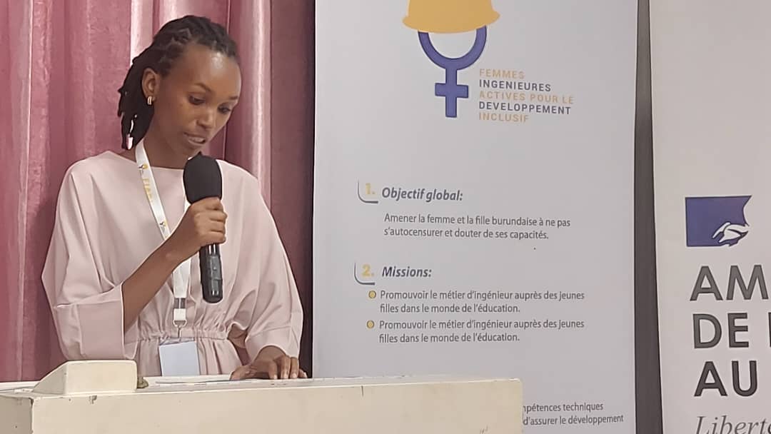 Felicitations ! Arclaine Hashimwiyaturagiye  remporte le Concours d'idées innovantes sur l'atténuation du changement climatique avec son projet de fabrication de stylos à partir de plastique recyclé. Divine Irambona est 2e avec son idée de fabrication d'emballages biodégradables.